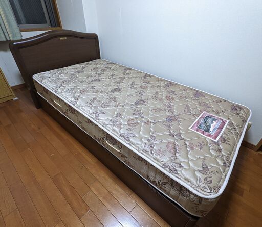 シモンズ製シングルベッド　ポケットコイルマットレス付き
