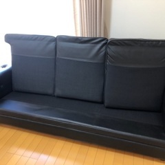 【取りに来て下さる方優先】本革レザーソファの画像