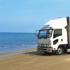 生活が安定します！！毎月の給料は月給制なので生活が安定します。損害保険加入でご家族も安心できます。　事故弁金なし・ETC・燃料自腹なし！経費は全て会社が負担します。４ｔ車中距離・長距離１０ｔ長距離ドライバーさんを募集します。性別・国籍・関係なし・まじめで長く働いて頂ける方のご応募をお待ちしています。の画像