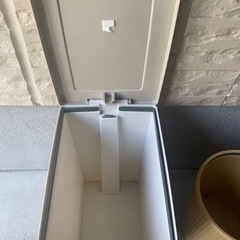 【無料】ふた付きゴミ箱と丸ゴミ箱の画像