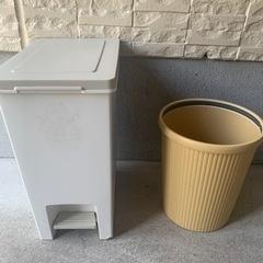【無料】ふた付きゴミ箱と丸ゴミ箱の画像