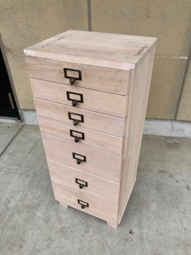 木製の多段チェスト