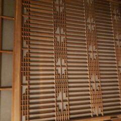 解体される古民家から集めて来た建具の画像