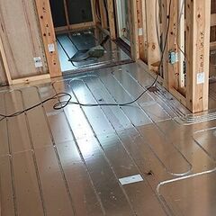 力仕事ではなく丁寧さが大事✿「赤と青の管」をつなぐ樹脂管工事！日給1万3千円～ 奥が深くて沼りますの画像