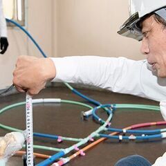 力仕事ではなく丁寧さが大事✿「赤と青の管」をつなぐ樹脂管工事！日給1万3千円～ 奥が深くて沼りますの画像