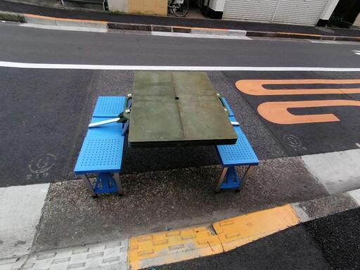 折り畳み可能テーブル