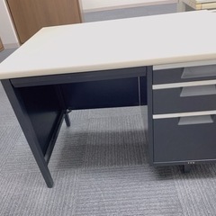 オフィス机四台の画像