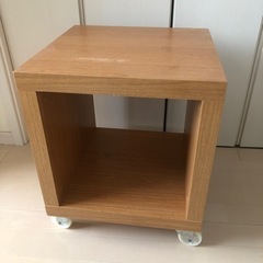 ベッド　サイドテーブル　ナイトテーブル　ソファ　おしゃれ　コマ付き　木製の画像