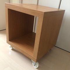 ベッド　サイドテーブル　ナイトテーブル　ソファ　おしゃれ　コマ付き　木製の画像