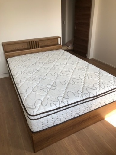 サータマットレスとベッドフレームセット