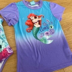 水着とラッシュガードのセットの画像