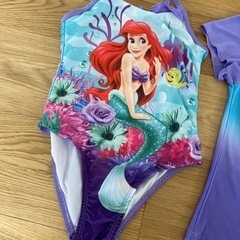 水着とラッシュガードのセットの画像