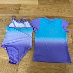 水着とラッシュガードのセットの画像