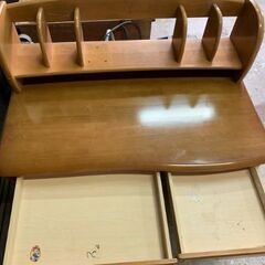 差し上げます。子供用の学習机と椅子の画像