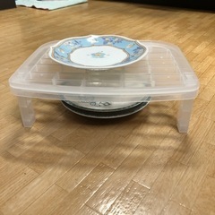 お皿収納棚の画像