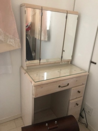 三面鏡台と鍵付きキャビネット二台の３点セット