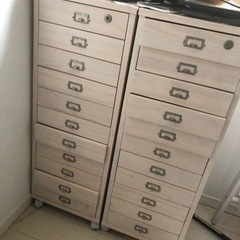 三面鏡台と鍵付きキャビネット二台の３点セットの画像