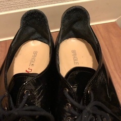 スピングル　カンガルーエナメルレザーのフラットシューズの画像