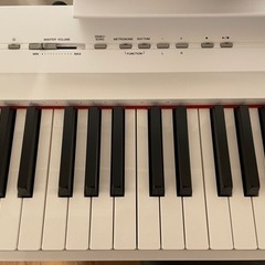 ヤマハ　YAMAHA   P125 ホワイト　電子ピアノ　(ヘッドホン、台、椅子付き)の画像