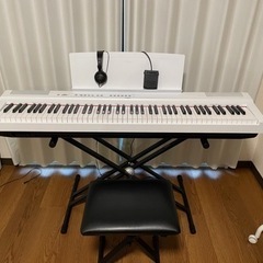 ヤマハ　YAMAHA   P125 ホワイト　電子ピアノ　(ヘッドホン、台、椅子付き)の画像