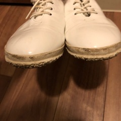 スピングル　カンガルーエナメルレザーのフラットシューズ白の画像