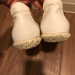 スピングル　カンガルーエナメルレザーのフラットシューズ白の画像