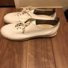 スピングル　カンガルーエナメルレザーのフラットシューズ白の画像