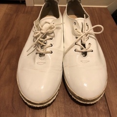 スピングル　カンガルーエナメルレザーのフラットシューズ白の画像