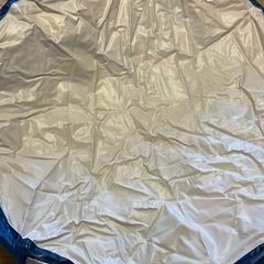 子供用プールとエアボートの画像