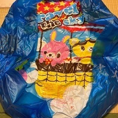子供用プールとエアボートの画像