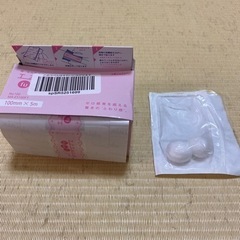 臍ヘルニア用テープと綿球2つ