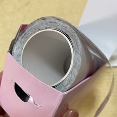 臍ヘルニア用テープと綿球2つの画像