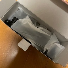 【新品未使用】スマホホルダー 車  車載ホルダー【業界新型フック式+粘着ゲル吸盤型登場】スマホスタンド 車 カー用品 すまほほるだー 車 エアコン吹き出し口＆粘着ゲル吸盤兼用 2in1 携帯ホルダー 片手操作 すまほスタンド 伸縮アーム 360度回転 手帳型ケース対応 安定性アップ 取り付け簡単 車用品 ホルダ 日本語説明書付き 全機種対応iPhone/Samsung/Sony/Galaxy/OPPO/SHARP/などの画像