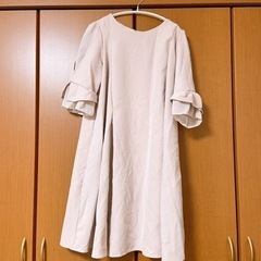 ピンクベージュのマタニティワンピース(授乳対応)