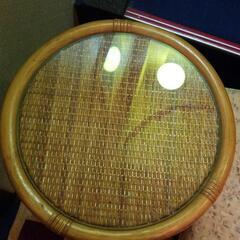 籐製のチェアー付きテーブルですの画像