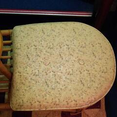 籐製のチェアー付きテーブルですの画像