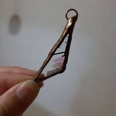 桜みたい(^^)アンティーク色にしました。春をイメージ　ブルズアイガラス　チャーム　ステンドグラスの画像