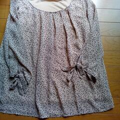 袖口リボンの服の画像