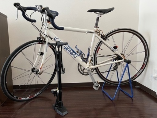 ロードバイクと空気入れ