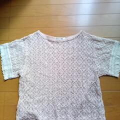 淡いピンクの洋服の画像