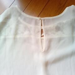 胸元レースの洋服の画像