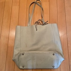 ベージュ　革のかばんの画像