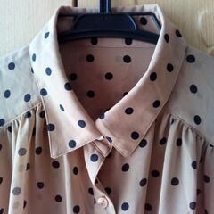 ドット柄の茶色の洋服の画像