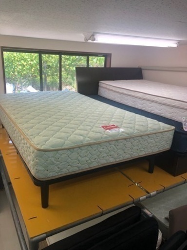 【リサイクルサービス八光　田上店　配達設置OK】脚付きセミダブルベッド　ブラック 　マットレス付き