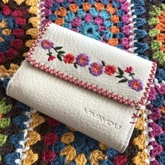 未使用＊VIVAYOU 刺繍ミニ財布