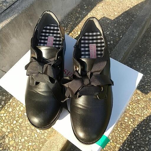 ハンドバッグと LIZLISA黒靴