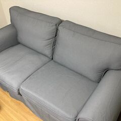 IKEAの二人掛けソファの画像