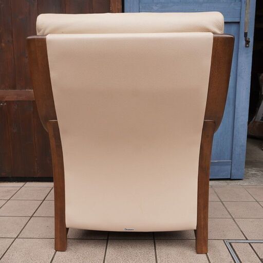 karimoku(カリモク家具)のdirettore(ディレトーレ)シリーズの本革を使用したシングルソファーです！！シアタールームや書
