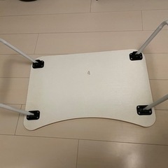 小さいテーブルの画像