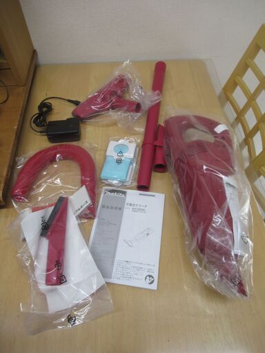 美品　未使用品　マキタ　充電式クリーナー　4076DW　携帯掃除機　紙パック・ダストバッグ式　レッド　赤色